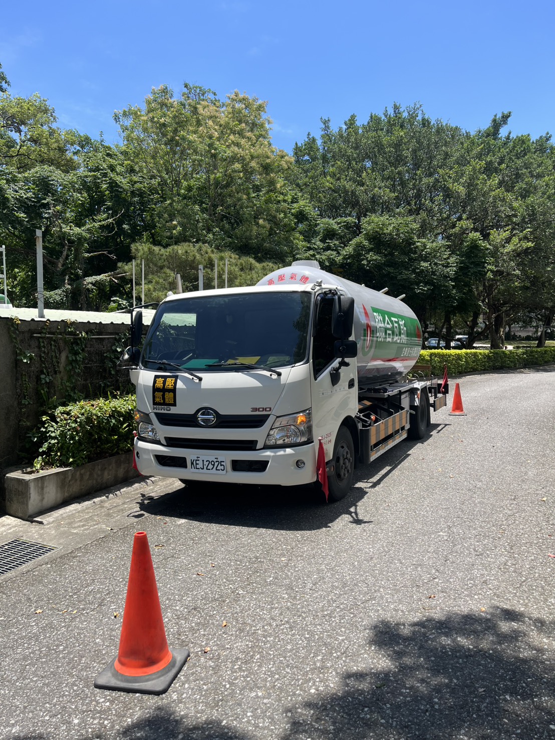 聯合瓦斯槽車進行液化石油氣供應